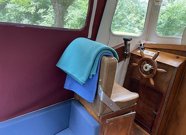 Spending the night in a cabin boat - 7