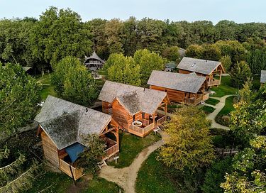 Unique wooden vacation home w/ jacuzzi (6p).