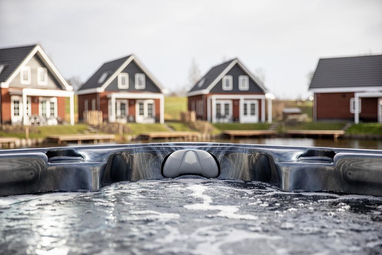 Vakantiehuis aan het water met bubbelbad - 1