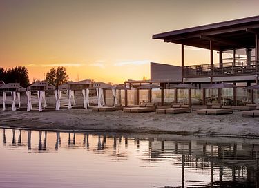 Stylish beach villa right on the water - 15