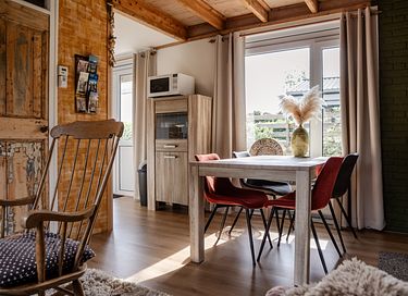 Attractive cottage for 4 right by the water - 8