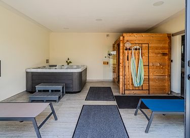 Waterfront villa with pool, sauna and jacuzzi - 24