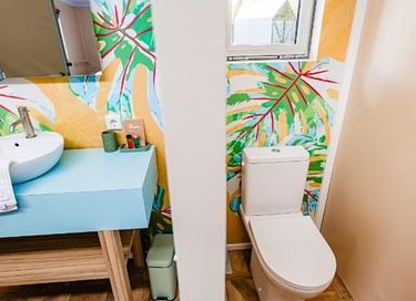 Colorful holiday home with private hot tub - 8