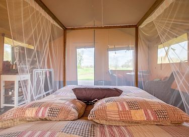 Romantic glamping tent with hot tub - 3