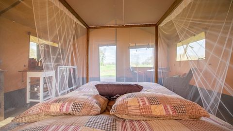Romantic glamping tent with hot tub - 3