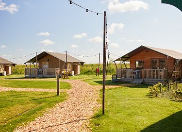 8 person glamping tent by the water - 25