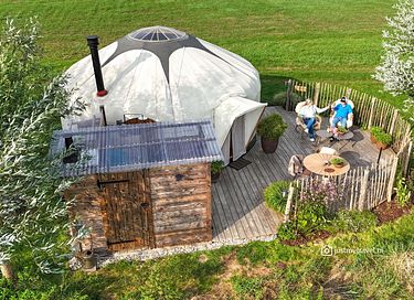 Yurt met houtkachel en de luxe van hotelsuite