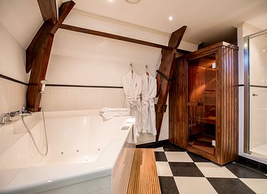 Passez la nuit dans la suite nuptiale du domaine. - 9