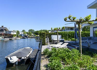 Luxury villa right on the water with wellness - 3