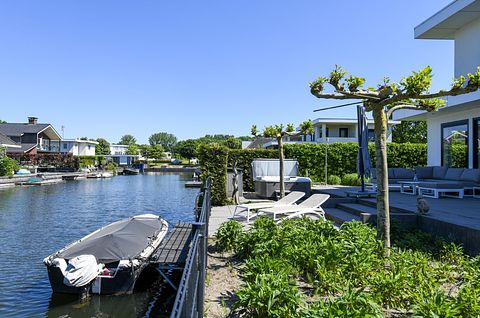 Luxury villa right on the water with wellness - 3