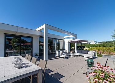 Luxury waterfront villa with garden - 3