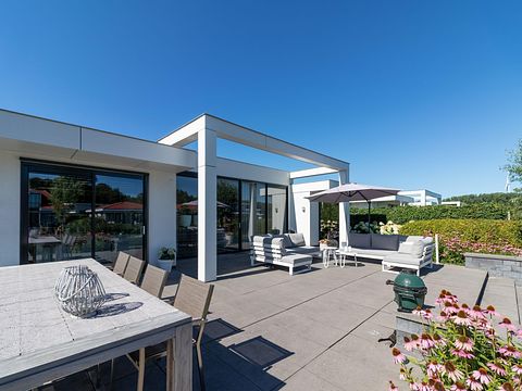 Luxury waterfront villa with garden - 3