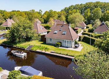 Detached holiday home (8p) by the water