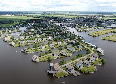 Luxe watervilla met aanlegsteiger - 13