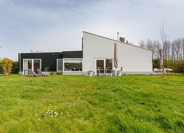 family villa with large garden near the sea