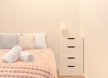 Stylish accommodation overlooking the water - 26