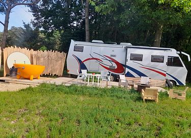 Sleeping in a vintage camper with hot tub - 4