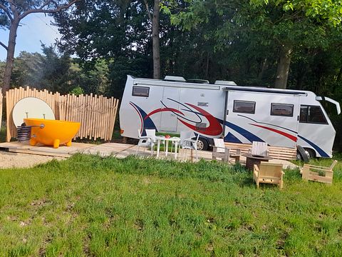 Sleeping in a vintage camper with hot tub - 4