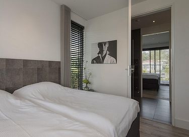 Luxury waterfront villa with garden - 22
