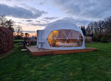 Tente glamping avec salle de bain et cuisine près de la forêt