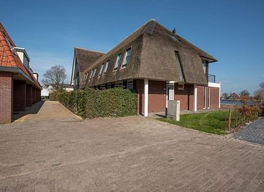 Rietgedekte villa met uitzicht over het meer - 39