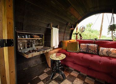 Sleeping in a romantic wine barrel - 7