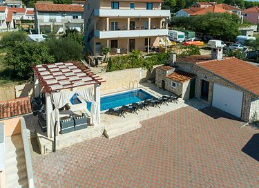 Hébergement de groupe avec piscine privée près de la mer