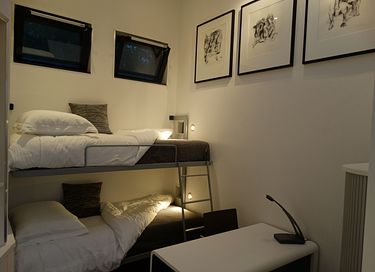 Belle péniche au design contemporain - 9