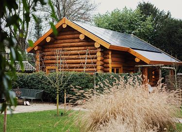 Scandinavian lodge – made from real logs