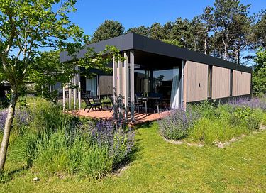 Spacious lodge for 6 people near the sea