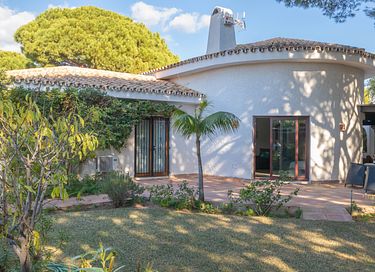 Large holiday home with private pool and garden - 8