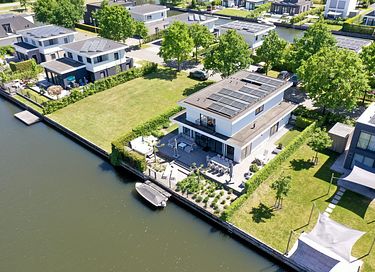 Villa de luxe directement sur l'eau avec bien-être.