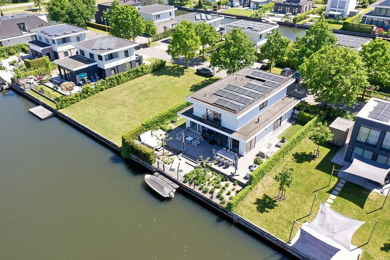 Luxury villa right on the water with wellness - 1