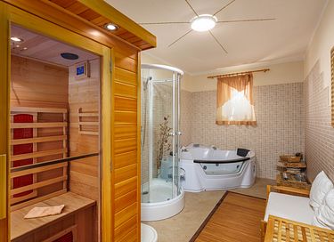 Large villa with private pool and spacious garden - 17