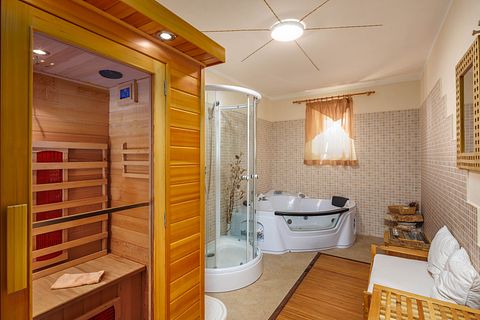 Large villa with private pool and spacious garden - 4