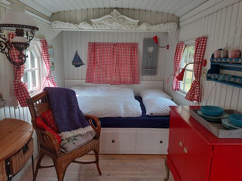 Spend the night in a colorful circus wagon - 2