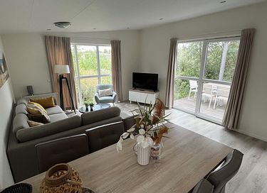 Tiny House met terras bij een mooi strand - 4
