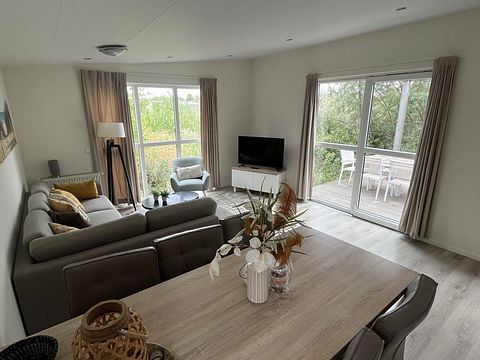 Tiny House met terras bij een mooi strand - 4