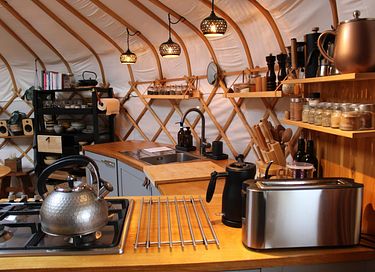 Luxe yurt met houtkachel en privé sanitair - 19