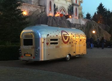 Slapen in de 'All You Need Is Love caravan' - 22