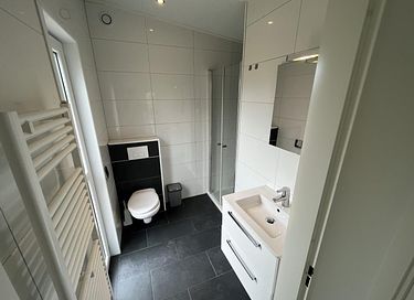 Tiny House met terras bij een mooi strand - 12