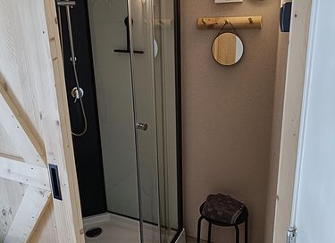 Einzigartiges Glamping Armeezelt mit Whirlpool und Ofen - 20