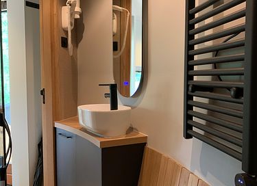 Chalet design avec bain à remous, sauna et terrasse sur le toit - 14
