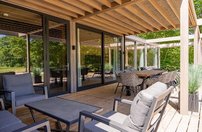 Modern 4-persoons vakantiehuis met terras - 1