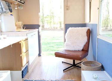 Cozy gipsy wagon in rural setting - 3