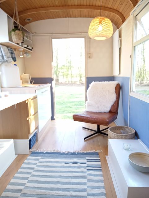 Cozy gipsy wagon in rural setting - 3
