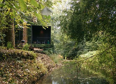 Unieke spiegelcabin aan het water