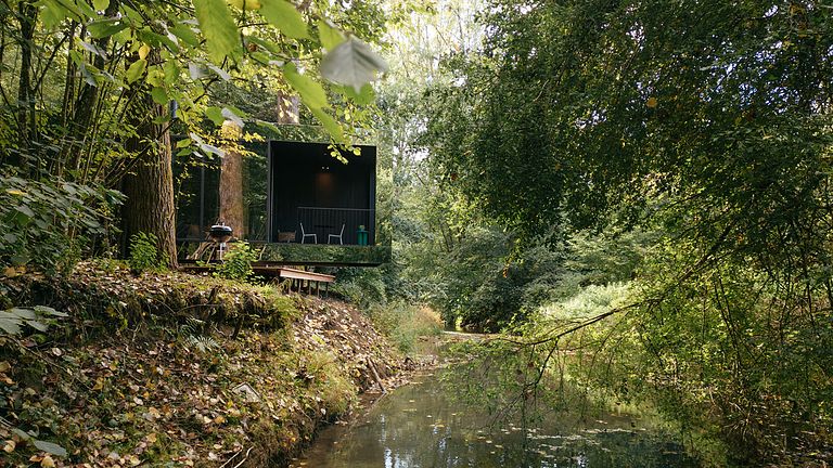 Cabine miroir unique au bord de l'eau - 1
