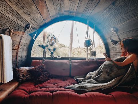 Sleeping in a romantic wine barrel - 3