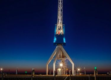 Spending the night in a rotating dock crane - 10